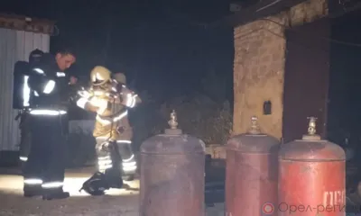 В Орле из горящего гаража вынесли несколько баллонов с пропаном