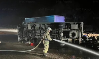 На орловской трассе перевернулся грузовик