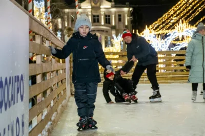 Фото 9. В центре Орла открылся каток