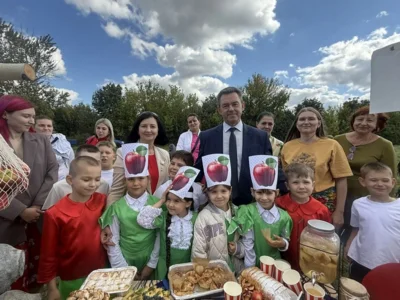 Фото 2. Ливенские школьники представили свой урожай на фестивале «Яблочко»