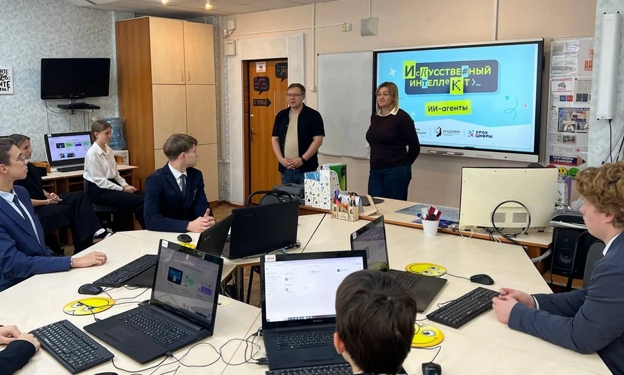 Школьники Черноземья прошли «Урок цифры» об ИИ-агентах