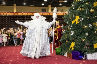 Фото 3. На губернаторской ёлке в Орле от души повеселились 600 мальчишек и девчонок