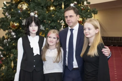 Фото 8. На губернаторской ёлке в Орле от души повеселились 600 мальчишек и девчонок