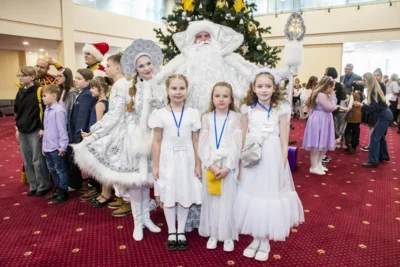 Фото 13. На губернаторской ёлке в Орле от души повеселились 600 мальчишек и девчонок