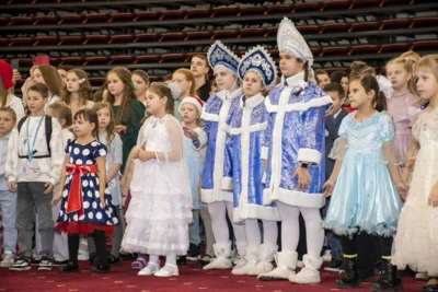 Фото 15. На губернаторской ёлке в Орле от души повеселились 600 мальчишек и девчонок