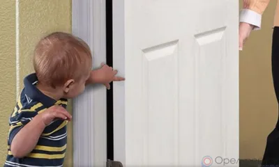 Орловцы обратились к спасателям, чтобы вытащить руку из дивана и пальцы из двери