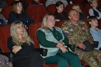 Фото 3. Мценская молодежь посмотрела фильм об орловском герое СВО