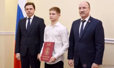 Андрей Клычков наградил чемпиона мира по боксу и его тренера почётными грамотами