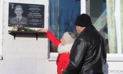 В Покровском районе на здании Перехоженской школы установили мемориальную доску в честь Артёма Костомарова