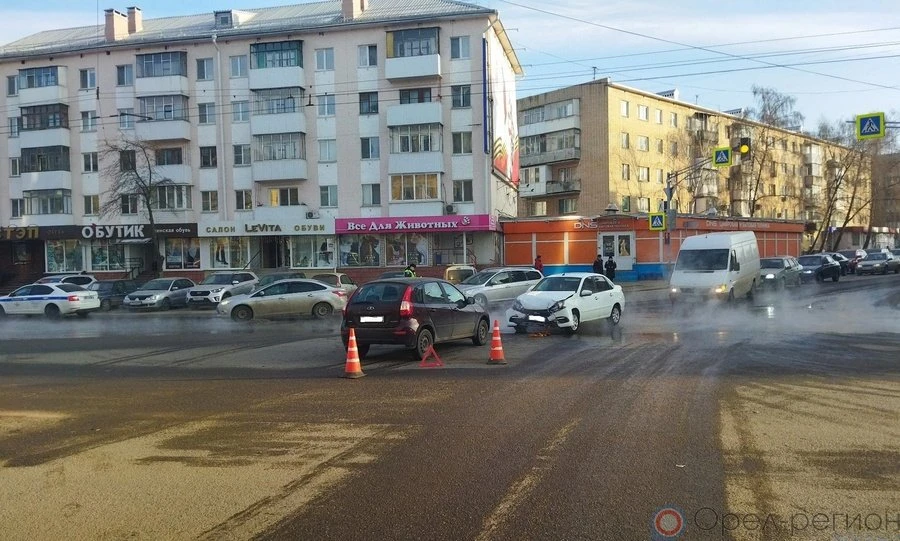 В Орле два автомобиля не поделили дорогу