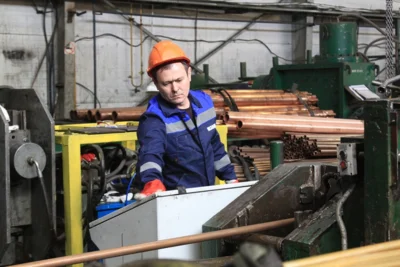 Фото 1. Леонид Музалевский побывал на Мценском заводе по обработке цветных металлов