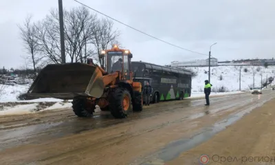 Орловские полицейские помогли вытащить на дорогу съехавший в кювет автобус