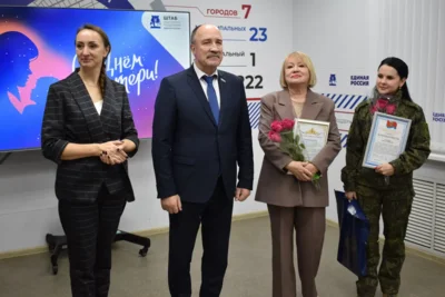 Фото 1. Леонид Музалевский вручил награды матерям и жёнам участников СВО