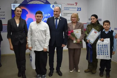 Фото 2. Леонид Музалевский вручил награды матерям и жёнам участников СВО