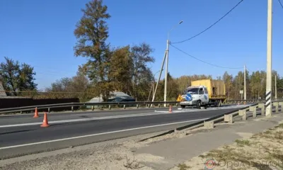 Под Орлом дорожный рабочий на трассе попал под колёса автомобиля