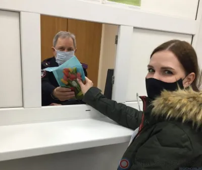 Посетительниц МРЭО ГИБДД в Орле ожидал приятный сюрприз