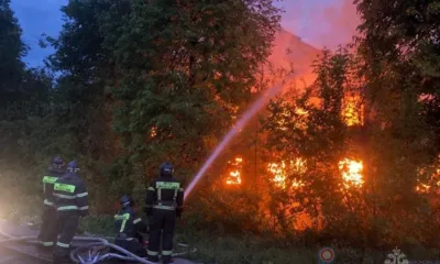 Сегодня в Орле на ул. Цветаева загорелся расселённый многоквартирный дом