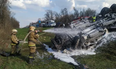 Под Орлом из-за перевернувшейся фуры пострадали два человека