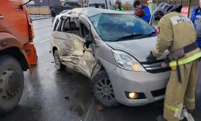 Помощь сотрудников МЧС понадобилась при столкновении КамАЗа и легковушки в Орле