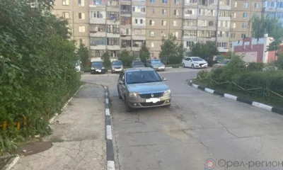 В Орле 65-летний мужчина оказался под колёсами Renault Logan