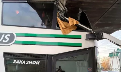 В Ливнах автобус с пассажирами не смог проехать под железнодорожным мостом
