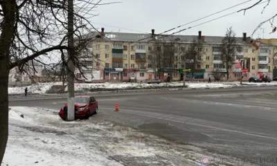 В Орле женщина за рулём Lada Granta врезалась в столб