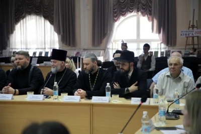 Фото 3. В библиотеке им. Бунина в Орле обсудили традиционные ценности