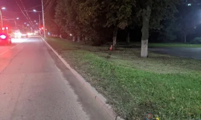 В Орле Opel Astra вылетел на обочину и врезался в дерево