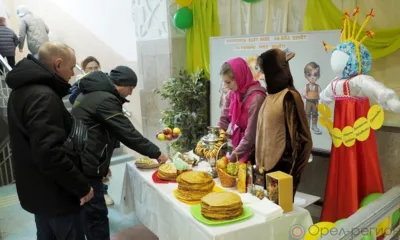 На избирательных участках Орла гостей угощают блинами