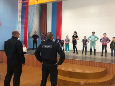 Орловские полицейские провели акцию «Зарядка со стражем порядка» для юных переселенцев из ЛНР и ДНР