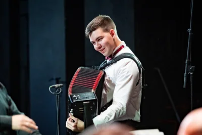 Фото 1. Ребёнок учится тому, что видит у себя в дому...