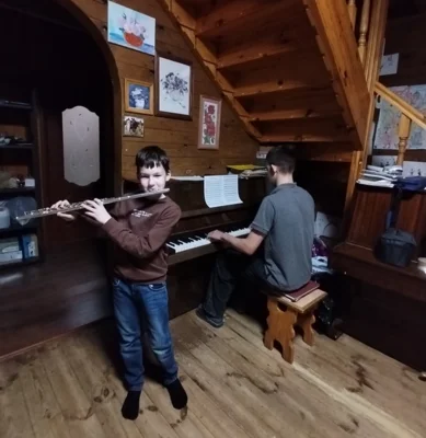 Фото 4. Ребёнок учится тому, что видит у себя в дому...