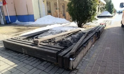 На улице Ленина в Орле ремонтируют лавочки