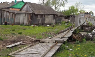 Андрей Клычков пообщался с жителями пострадавших от урагана домов в одном из сёл Сосковского района