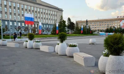 На площади Ленина в Орле установили вазоны с цветами и туями