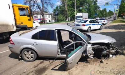 В Орле Ford Mondeo врезался в столб