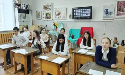 Фото 3. В Болховском краеведческом музее открылась 20-я выставка работ юных художников детской школы искусств «Я рисую мир»