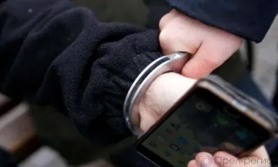 Житель Верховского района украл телефон и выбросил его