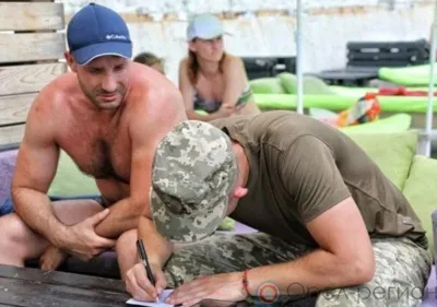 С пляжа - в армию