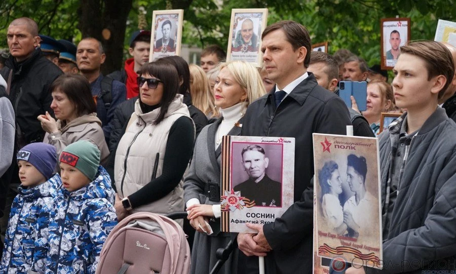 Орловцы выходят на улицы с портретами своих героев