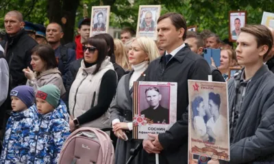 Орловцы выходят на улицы с портретами своих героев