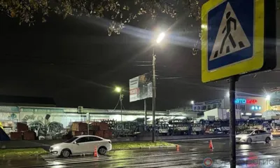 В Орле переходившие дорогу женщина и ребёнок оказались под колёсами автомобиля