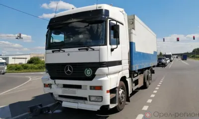 В Орловской области Kia Spectra попала под колёса фуры