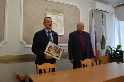 Фото 1. Бойцы передали сотрудникам плодово-ягодной станции благодарность за орловские яблоки