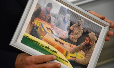 Бойцы передали сотрудникам плодово-ягодной станции благодарность за орловские яблоки