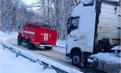 Орловские спасатели помогли подняться грузовому молоковозу по скользкой дороге
