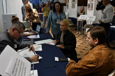 Фото 2. Андрей и Валерия Клычковы проголосовали во Дворце пионеров в Орле