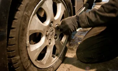 Орловские полицейские задержали мужчину, который снял колёса с чужой машины