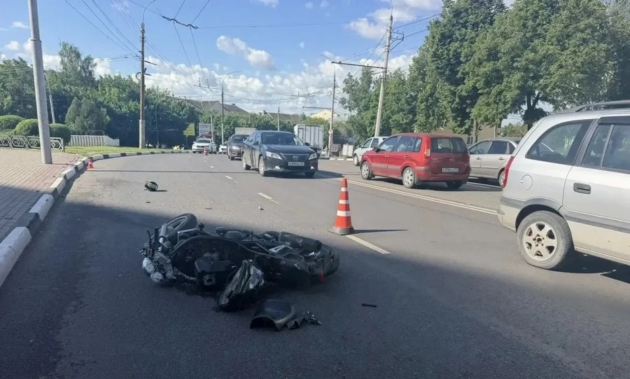 В Орле мотоциклист попал в больницу после наезда на бордюр