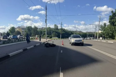 Фото 1. В Орле мотоциклист попал в больницу после наезда на бордюр